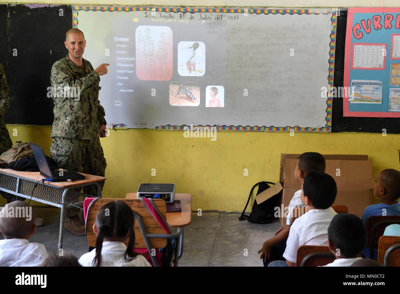 170801-N-BK435-0121 SILIN, Honduras (Aug. 1, 2017) Lt. Cmdr. Ian Sutherland, technical director for the Navy Entomology Center of Excellence, teaches an entomology class for 78 children at República de Colombia Elementary School during a Southern Partnership Station 17 community relations project (COMREL). SPS-EPF 17 is a U.S. Navy deployment, executed by U.S. Naval Forces Southern Command/U.S. 4th Fleet, focused on subject matter expert exchanges with partner nation militaries and security forces in Central and South America. (U.S. Navy photo by Mass Communication Specialist 1st Class Jeremy  Stock Photo