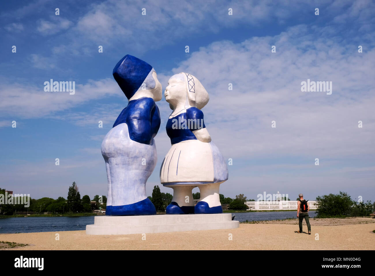 Kissing Couple Statue High Resolution Stock Photography and Images Alamy
