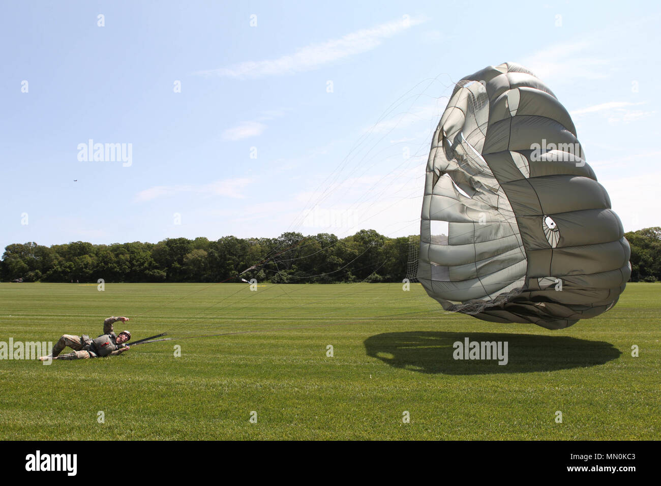 Parachute landing fall hires stock photography and images Alamy