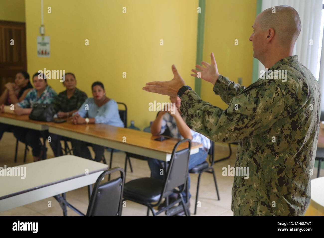 170807-A-QE286-0034 TRUJILLO, Honduras (Aug. 7, 2017) U.S. Navy Lt. Cmdr. Ian Sutherland, technical director for the Navy Entomology Center of Excellence, gives a entomology presentation at a local medical center, during a subject matter expert exchange, as part of Southern Partnership Station 17. SPS-EPF 17 is a U.S. Navy deployment, executed by U.S. Naval Forces Southern Command/U.S. 4th Fleet, focused on subject matter expert exchanges with partner nation militaries and security forces in Central and South America. (U.S. Army photo by SPC Judge Jones/Released) Stock Photo