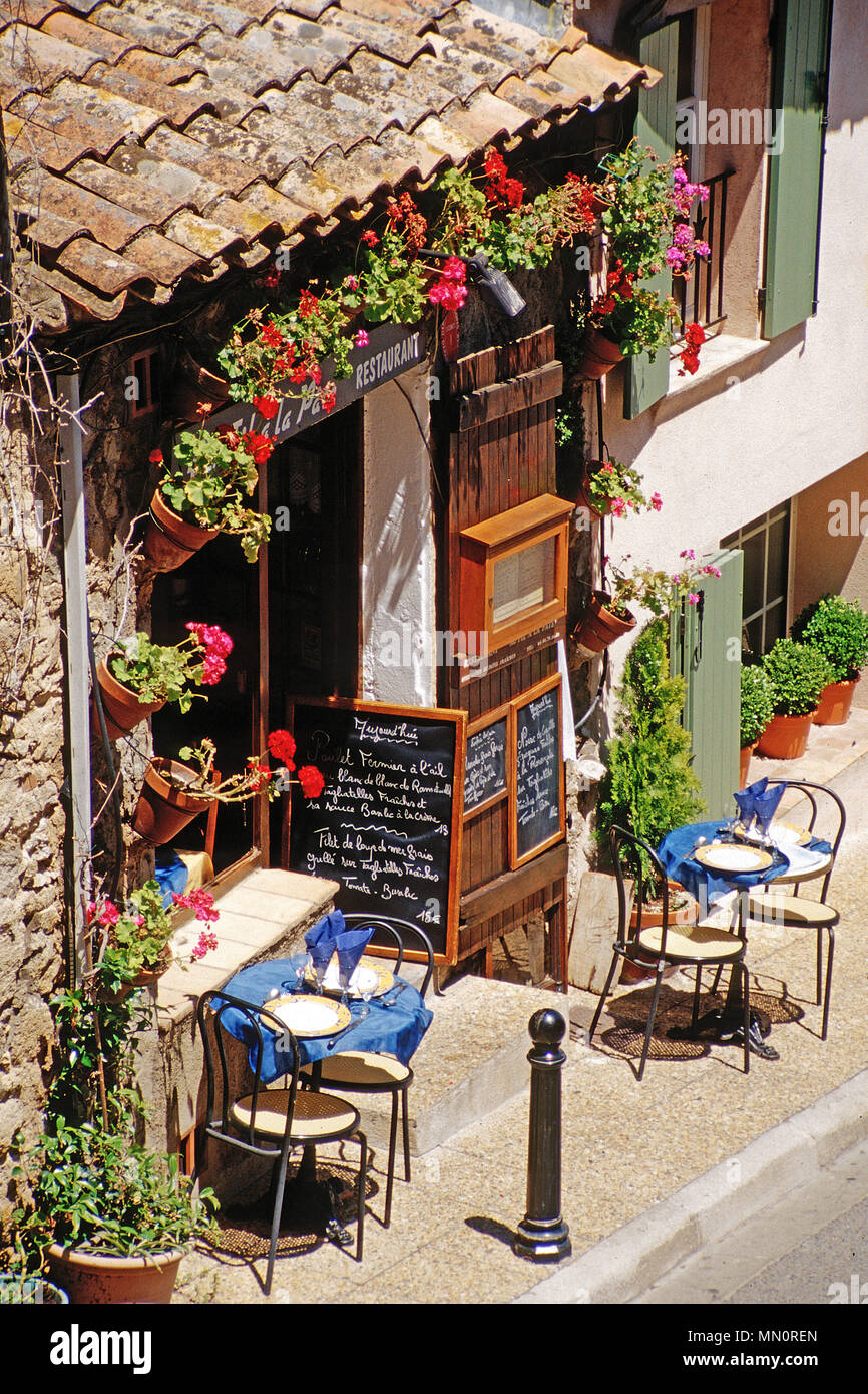 Small idyllic restaurant at village Ramatuelle, Cote d'Azur, Département  Var, Provence-Alpes-Côte d'Azur, South France, France, Europe Stock Photo -  Alamy
