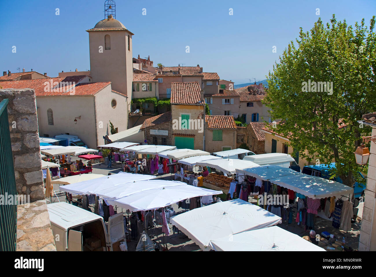 Street market at Ramatuelle, Cote d'Azur, Département Var, Provence-Alpes-Côte d’Azur, South France, France, Europe Stock Photo