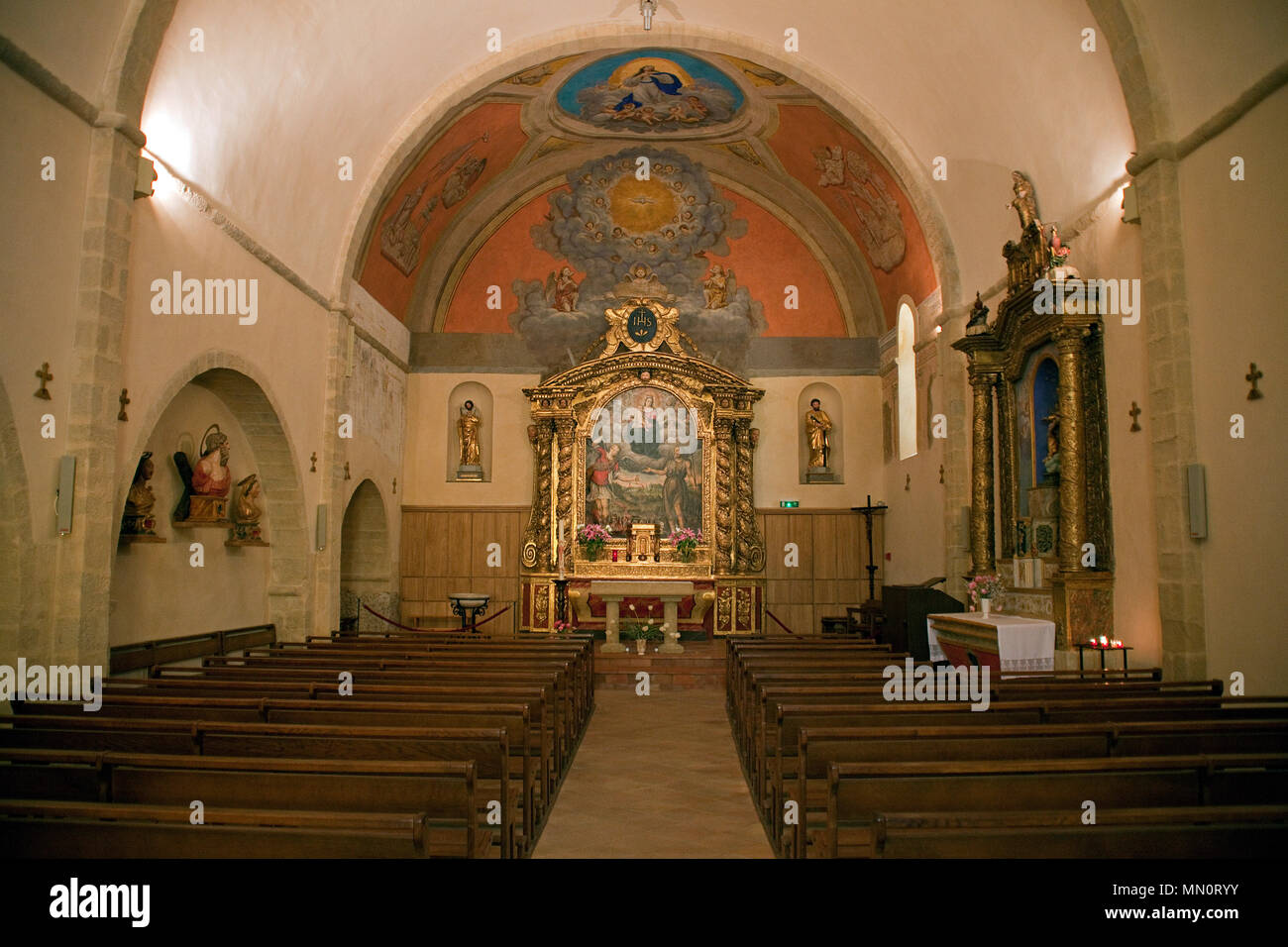 Innenansicht der Pfarrkirche Notre-Dame aus dem 16. Jahrhundert im Dorf Ramatuelle, Cote d'Azur, Département Var, Provence-Alpes-Côte d’Azur, Suedfran Stock Photo