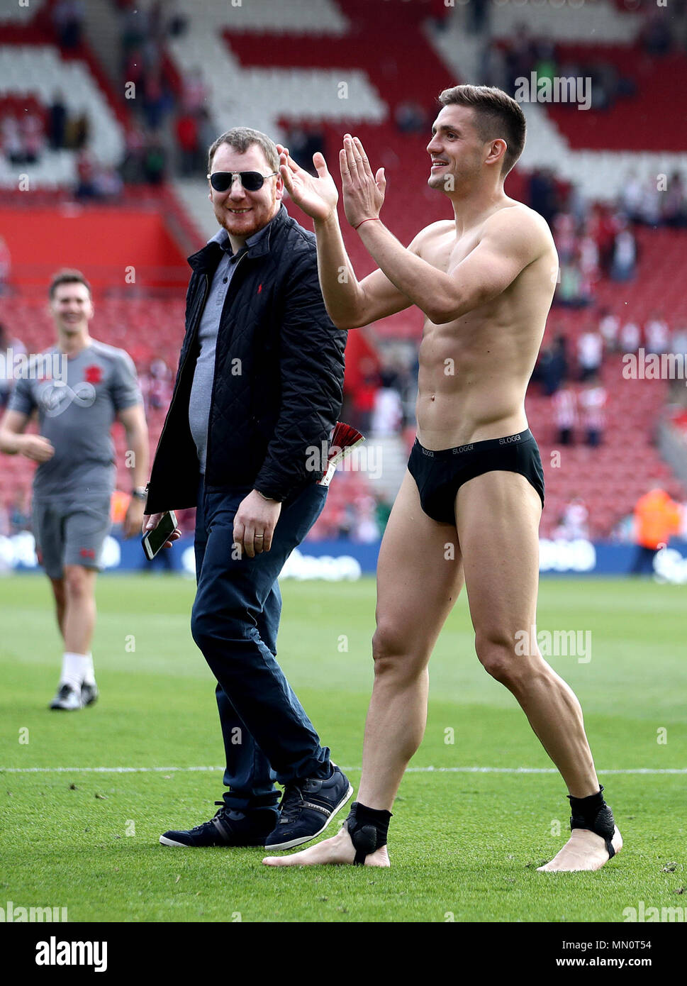 Southampton's Dusan Tadic acknowledges the fans after the final whistle during the Premier League match at St Mary's Stadium, Southampton. Stock Photo
