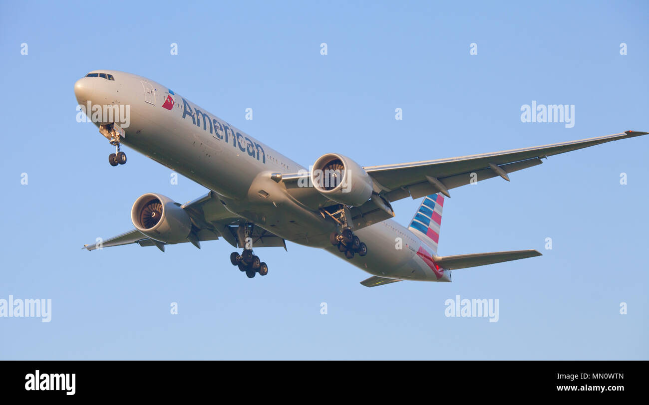American Airlines Boeing 777 N728AN on final approach to London-Heathrow Airport LHR Stock Photo