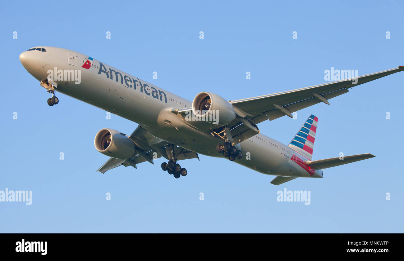 American Airlines Boeing 777 N728AN on final approach to London-Heathrow Airport LHR Stock Photo