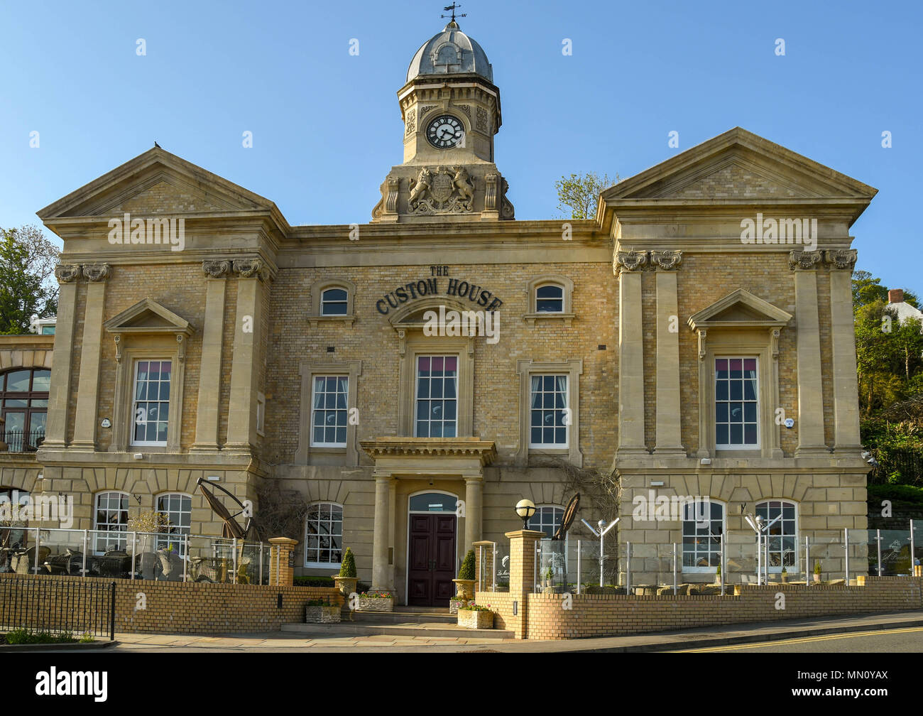 The Old Custom House in Cardiff Bay near Penarth Marina. Once an important  maritime building when the docks were working, it is now a restaurant Stock  Photo - Alamy