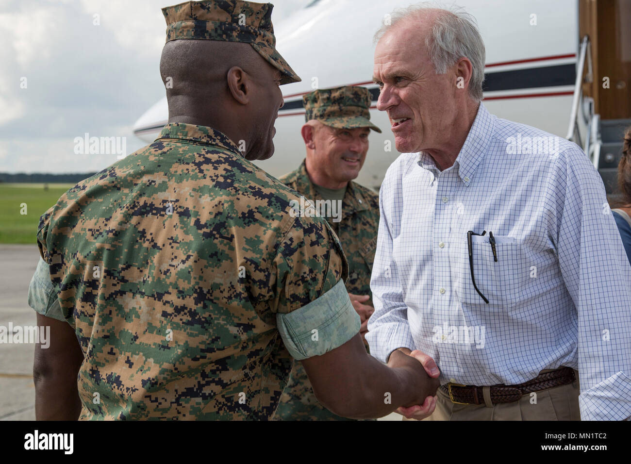 U.S. Marine Corps Sgt. Maj. Derrick N. Mays, command sergeant major of Marine Corps Air Station (MCAS) Beaufort, greets Secretary of the Navy, Mr. Richard V. Spencer aboard Beaufort, S.C., Aug 10, 2017. Spencer is visiting MCAS Beaufort to tour VMFAT-501 and observe the F-35 aircraft. (Marine Corps photo by Lance Cpl. Erin R. Ramsay/ Released) Stock Photo