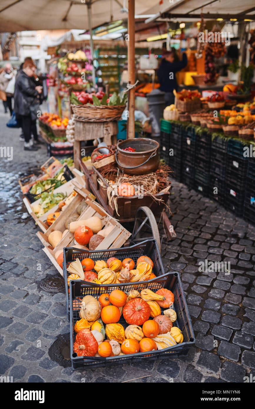 Market Square Rome Ancient rome market square hi-res stock photography and images - Alamy
