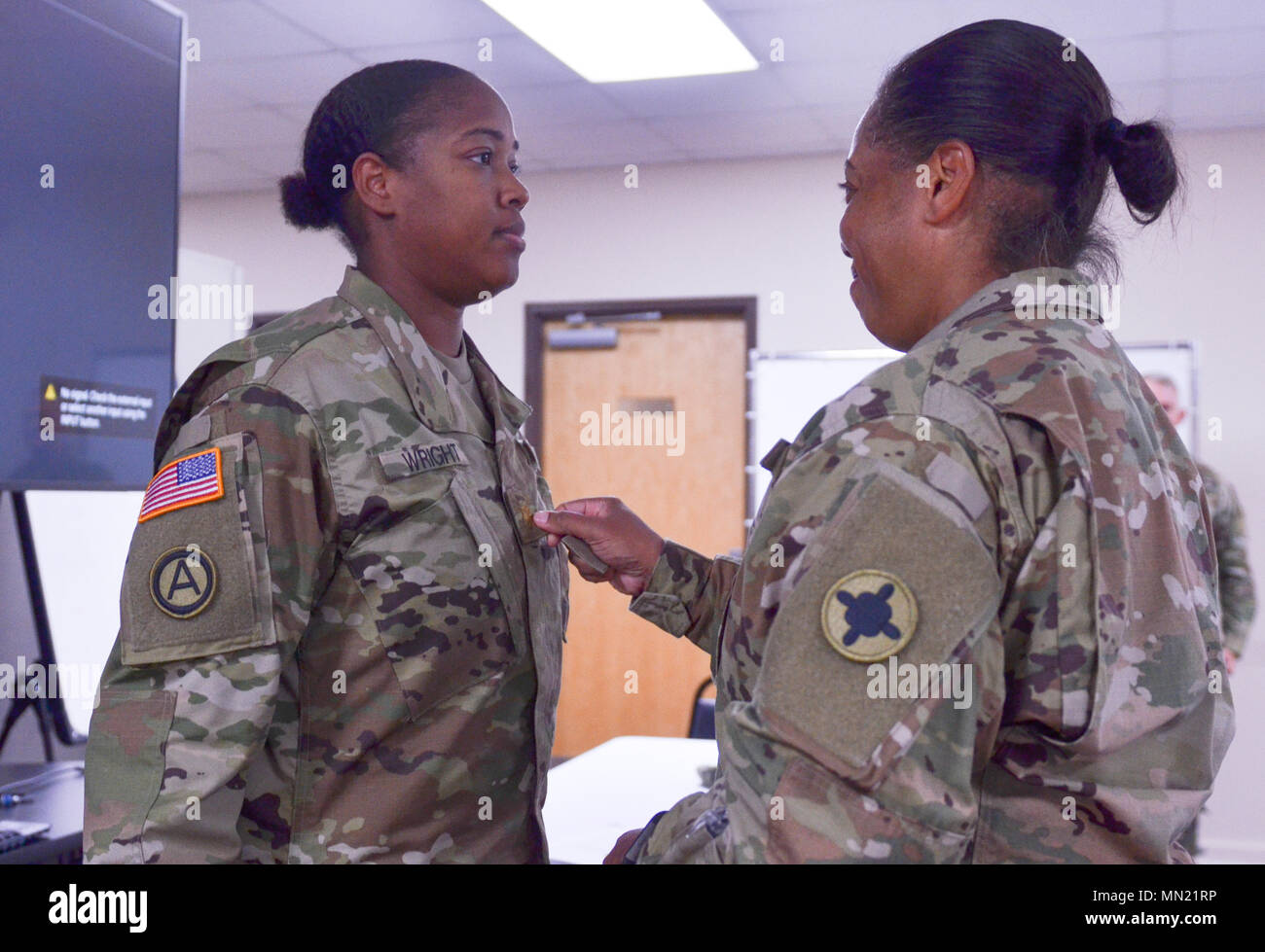 Col. Cheryl Anderson, the Deputy Commander of the 184th Sustainment Command, pins the rank of major on Tamiko J. Wright at Camp Shelby Joint Forces Training Center, during a ceremony on Aug 12. (Mississippi National Guard photo by Staff Sgt. Veronica McNabb, 184th Sustainment Command Public Affairs) Stock Photo