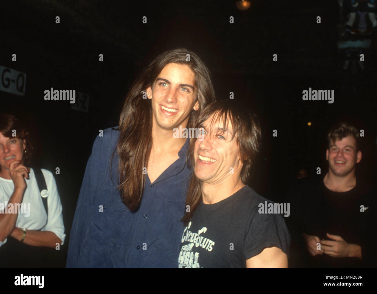 dræbe Medicinsk malpractice parti LOS ANGELES, CA - JULY 26: (L-R) Eric Benson and father musician/singer Iggy  Pop attend Was (Not Was) Band's concert at Club Mayan on July 26, 1990 in  Los Angeles, California. Photo