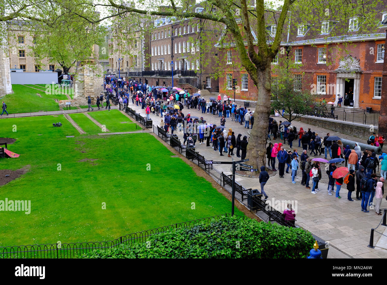 Queues to see the crown jewels at The Tower of London UK Stock Photo Alamy