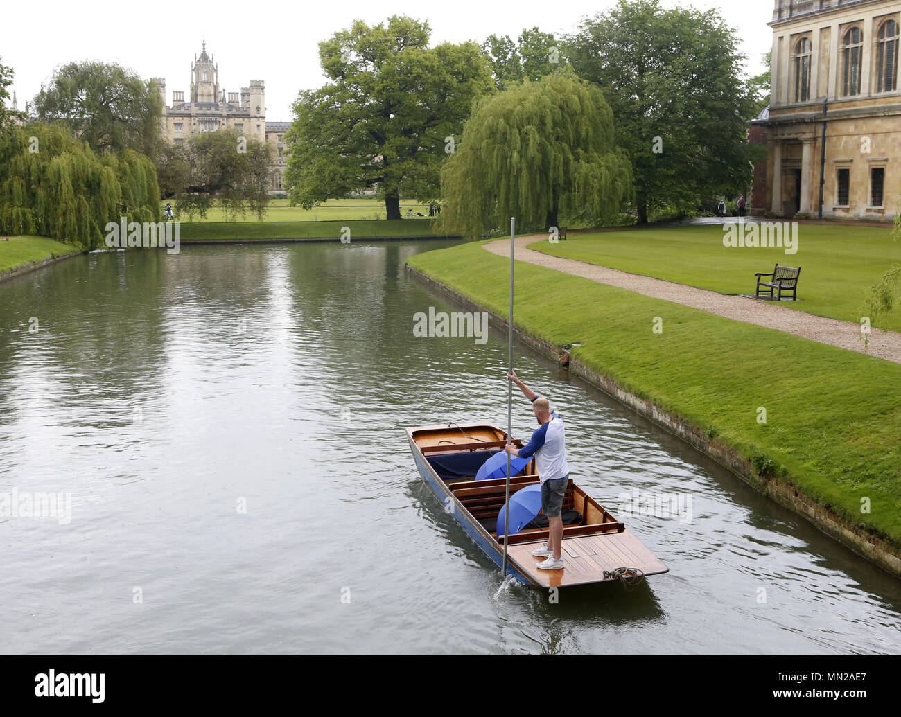 Tourists punting on the River Cam, Cambridge during the rain Stock ...