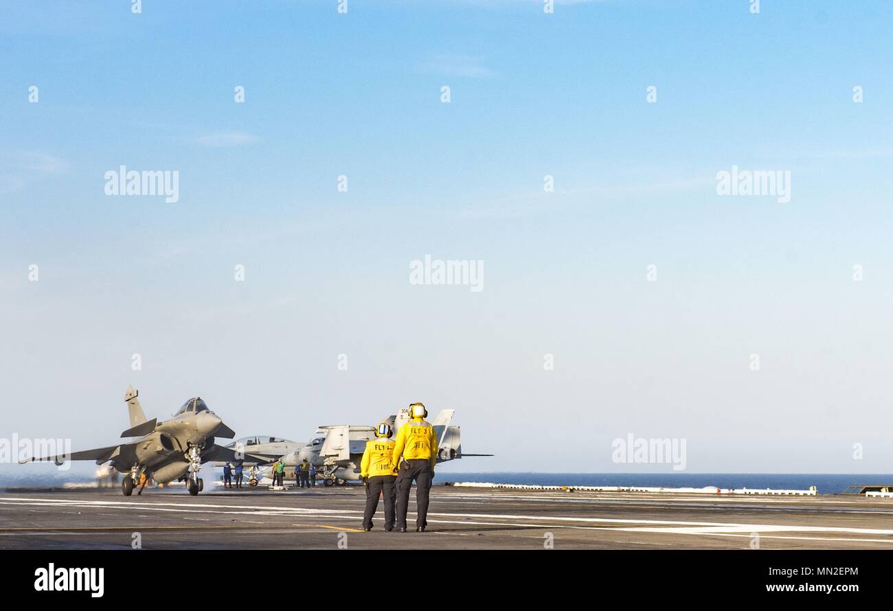 180510-N-UV609-0522 ATLANTIC OCEAN (May 10, 2018) A Rafale Marine attached to squadron 17F of the French navy lands on the flight deck of the aircraft carrier USS George H.W. Bush (CVN 77), May 10, 2018. GHWB is underway in the Atlantic Ocean conducting carrier air wing exercises with the French navy to strengthen partnerships and deepen interoperability between the two nations' naval forces. (U.S. Navy photo by Mass Communication Specialist 2nd Class David Mora Jr.). () Stock Photo