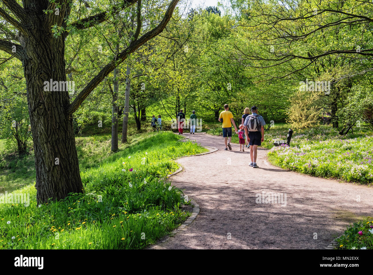 Britzer Garten, Neukölln, Berlin, Germany. 2018.Young couples, child