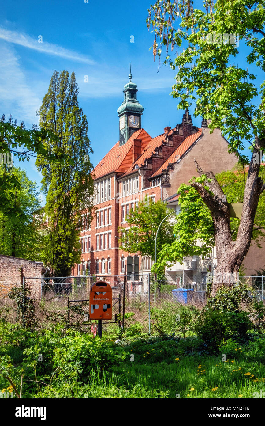 Berlin, Alt-Mariendorf.Rudolf-Hildebrand-Grundschule in old building with clock tower Stock Photo