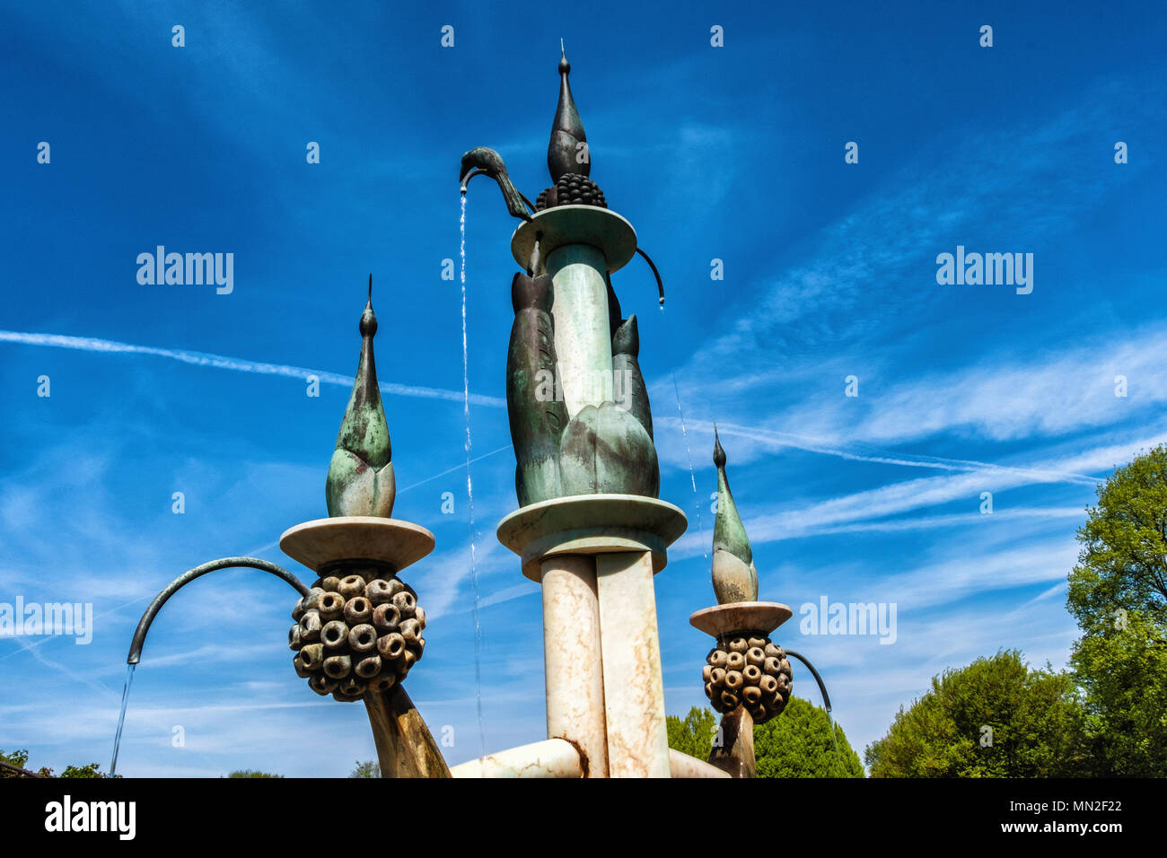 Bronze birds on fountain hires stock photography and images Alamy