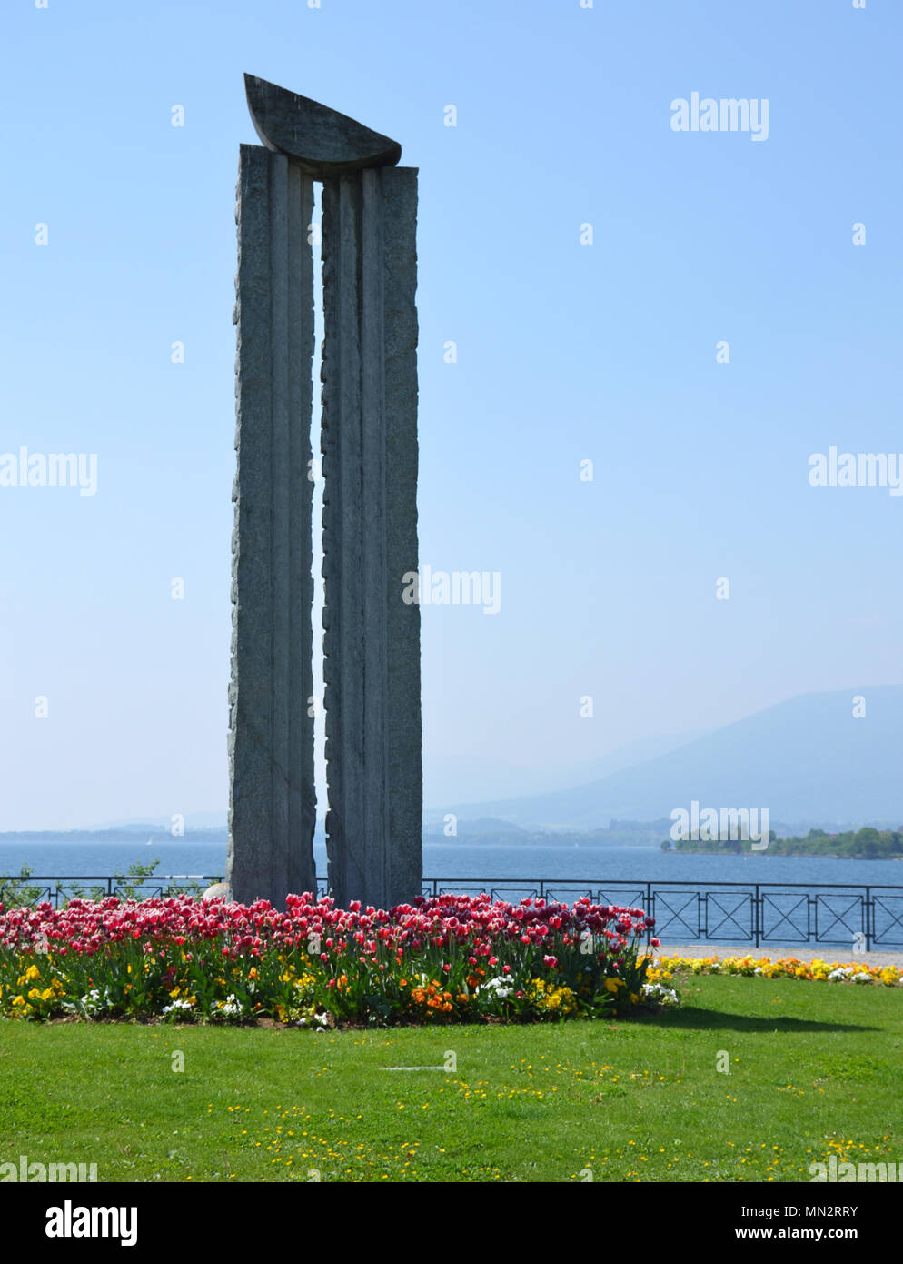 The Verticales statue beside the lake in Neuchatel Stock Photo