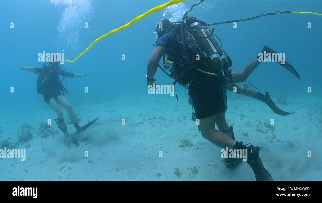 Navy Divers assigned to Mobile Diving Salvage Unit One (MDSU 1) and Sri Lanka Navy (SLN) conduct diving operations with DP-2 surface-supplied diving rigs during a Diving Subject Matter Expert Exchange (SMEE) at Naval Base Guam, Aug. 16, 2017. MDSU 1 conducts SMEEs to strengthen the relationship and understanding between SLN and USN Divers through surface-supplied and SCUBA diving operations. (U.S. Navy Combat Camera photo by Mass Communication Specialist 1st Class Arthurgwain L. Marquez) Stock Photo