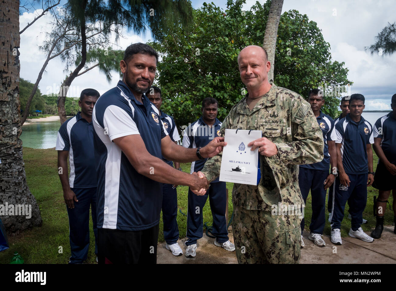 Sri Lanka Navy (SLN) Capt. HNS Perera and Cmdr. Andrew Cook, assigned to Commander, Task Force (CTF) 75, exchange gifts during a Diving Subject Matter Expert Exchange (SMEE) at Naval Base Guam, Aug. 16, 2017. CTF-75 conducts SMEEs to strengthen the relationship and understanding between SLN and USN Divers through surface-supplied and SCUBA diving operations. (U.S. Navy Combat Camera photo by Mass Communication Specialist 1st Class Arthurgwain L. Marquez) Stock Photo