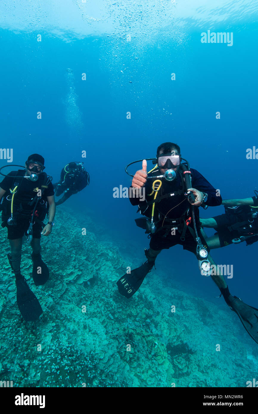 Sri Lanka Navy (SLN) Divers dive with Mobile Diving Salvage Unit One