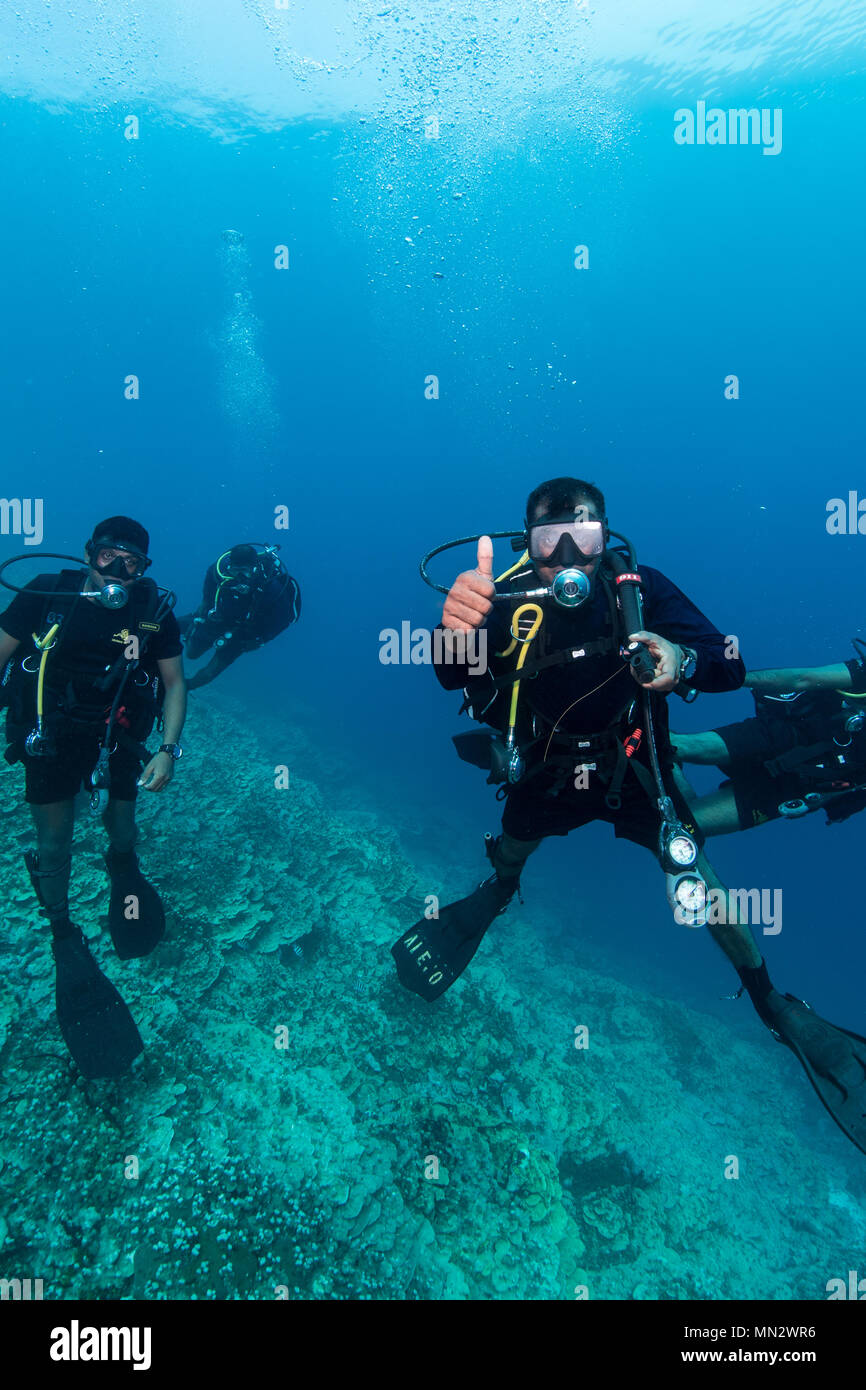 Sri Lanka Navy (SLN) Divers dive with Mobile Diving Salvage Unit One (MDSU 1) SCUBA gear during a Diving Subject Matter Expert Exchange (SMEE) at Naval Base Guam, Aug. 17, 2017. MDSU 1 conducts SMEEs to strengthen the relationship and understanding between SLN and USN Divers through surface-supplied and SCUBA diving operations. (U.S. Navy Combat Camera photo by Mass Communication Specialist 1st Class Arthurgwain L. Marquez) Stock Photo
