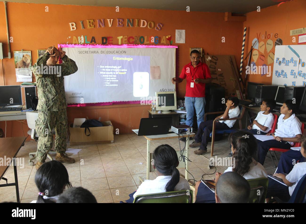 170823-A-QE286-0276 AGUAN, Honduras (August 23, 2017) U.S. Navy Lt. Cmdr. Ian Sutherland, technical director for the Navy Entomology Center of Excellence, teaches an entomology class at Escuela Lidia Handal, during a Southern Partnership Station 17 community relations project (COMREL). SPS 17 is a U.S. Navy deployment executed by U.S. Naval Forces Southern Command/U.S. 4th Fleet, focused on subject matter expert exchanges with partner nation militaries and security forces in Central and South America. (U.S. Army photo by SPC Judge Jones/Released) Stock Photo