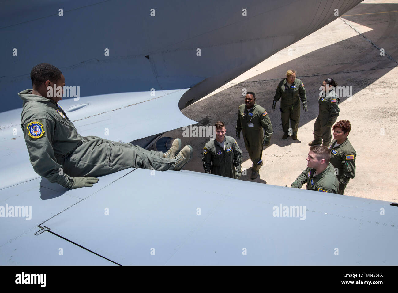 Aircraft evacuation slides hi-res stock photography and images - Alamy