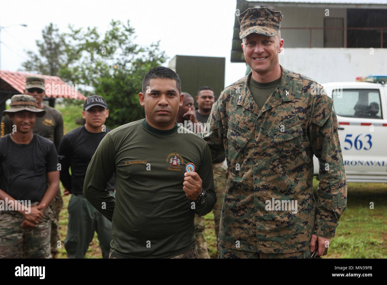 U.S. Marine Col. Michael V. Samarov, right, commander of Special Purpose Marine Air-Ground Task Force - Southern Command, stands beside Panama Servicio Aeronaval Nacional Cpl. Elvis E. Rodriguez,  after giving Rodriguez a coin for his outstanding work during a course conducted by Mobile Training Team One, SPMAGTF-SC, at Agutin Santos Vinda Base, Panama, Aug. 25, 2017. The MTT conducted a three-week course with Panamanian service members composed of basic infantry tactics, marksmanship, and patrolling. The Marines and sailors of SPMAGTF-SC are deployed to Central America to conduct security coo Stock Photo