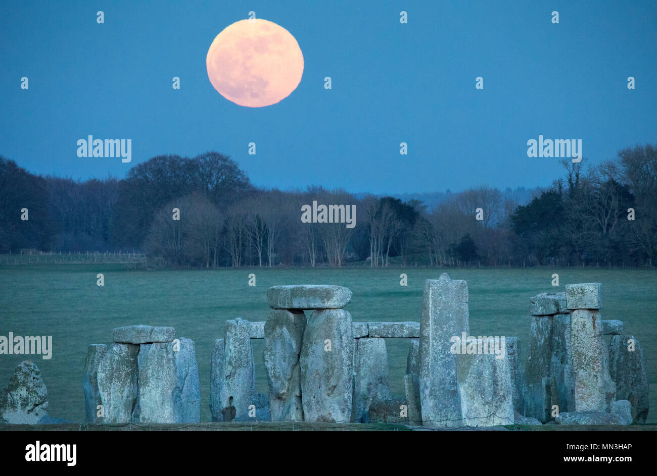 The super blue moon rise over Stonehenge, Wiltshire, England, UK Stock Photo