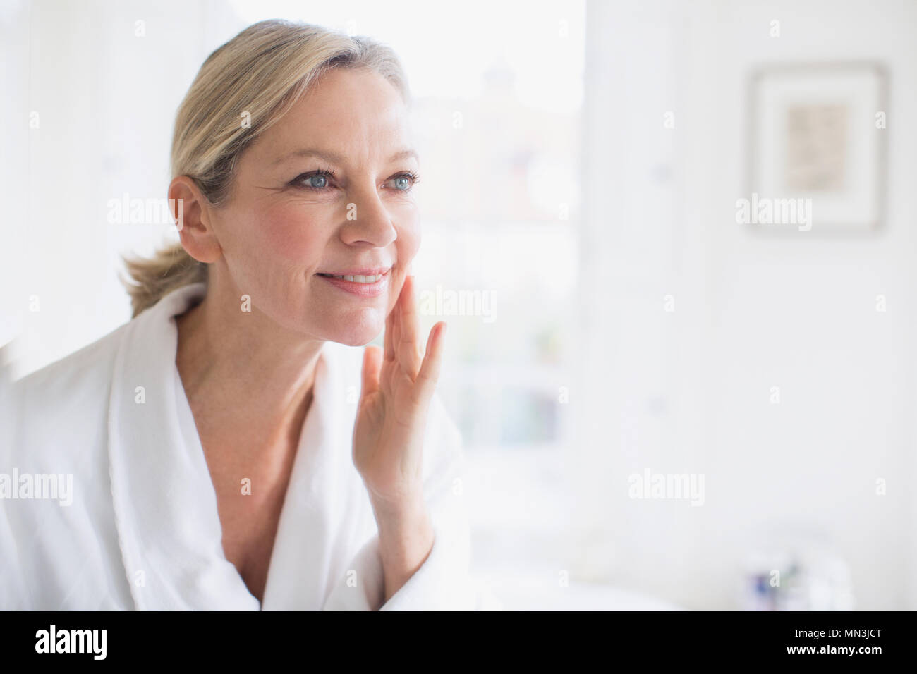 Woman mature mirror hi-res stock photography and images - Alamy