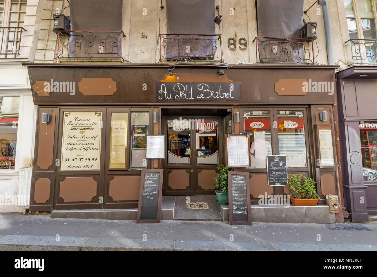 Au Petit Bistrot on Rue Mouffetard, Paris, France Stock Photo