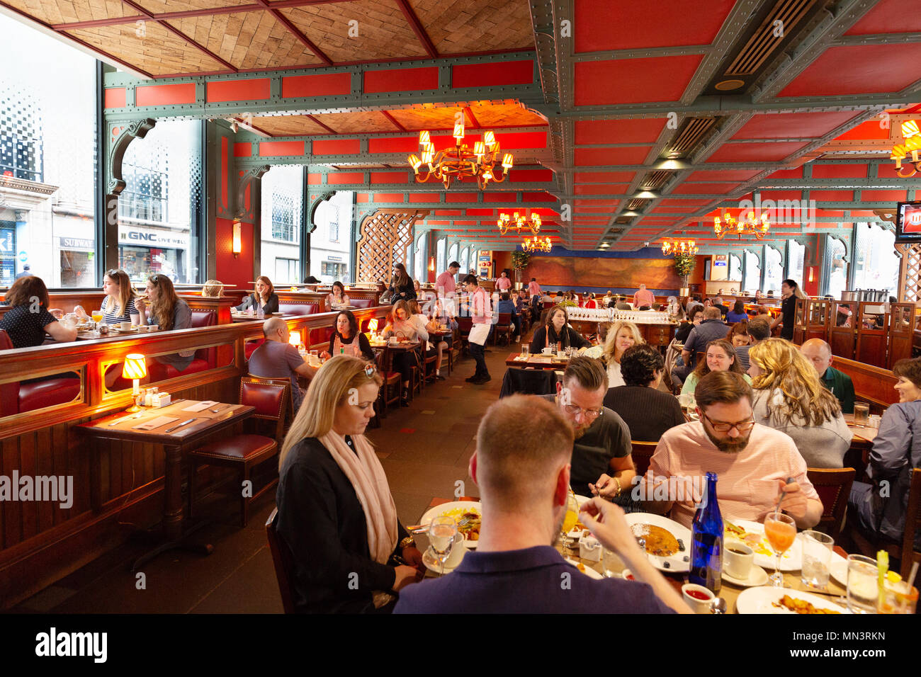 New York Diner - People eating breakfast in Pershing Square restaurant, midtown, New York city, USA Stock Photo