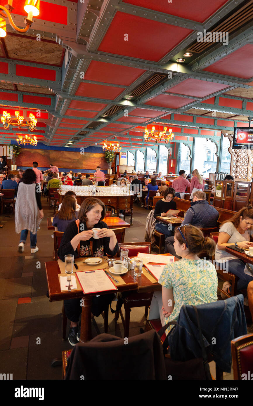 New York Diner - People eating breakfast in Pershing Square restaurant