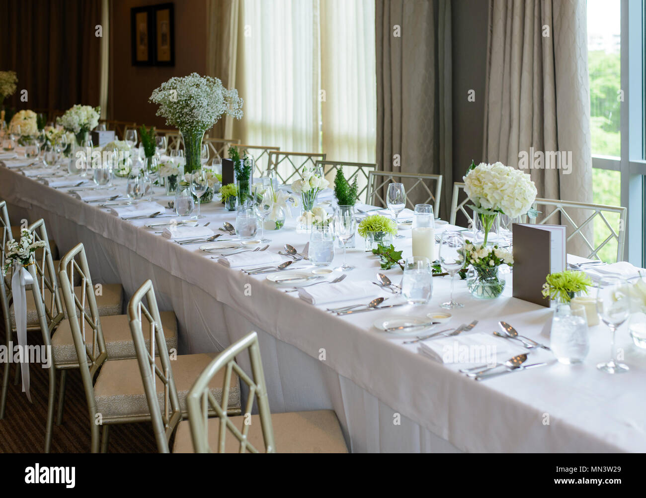 Christmas dinner long table hi-res stock photography and images - Alamy
