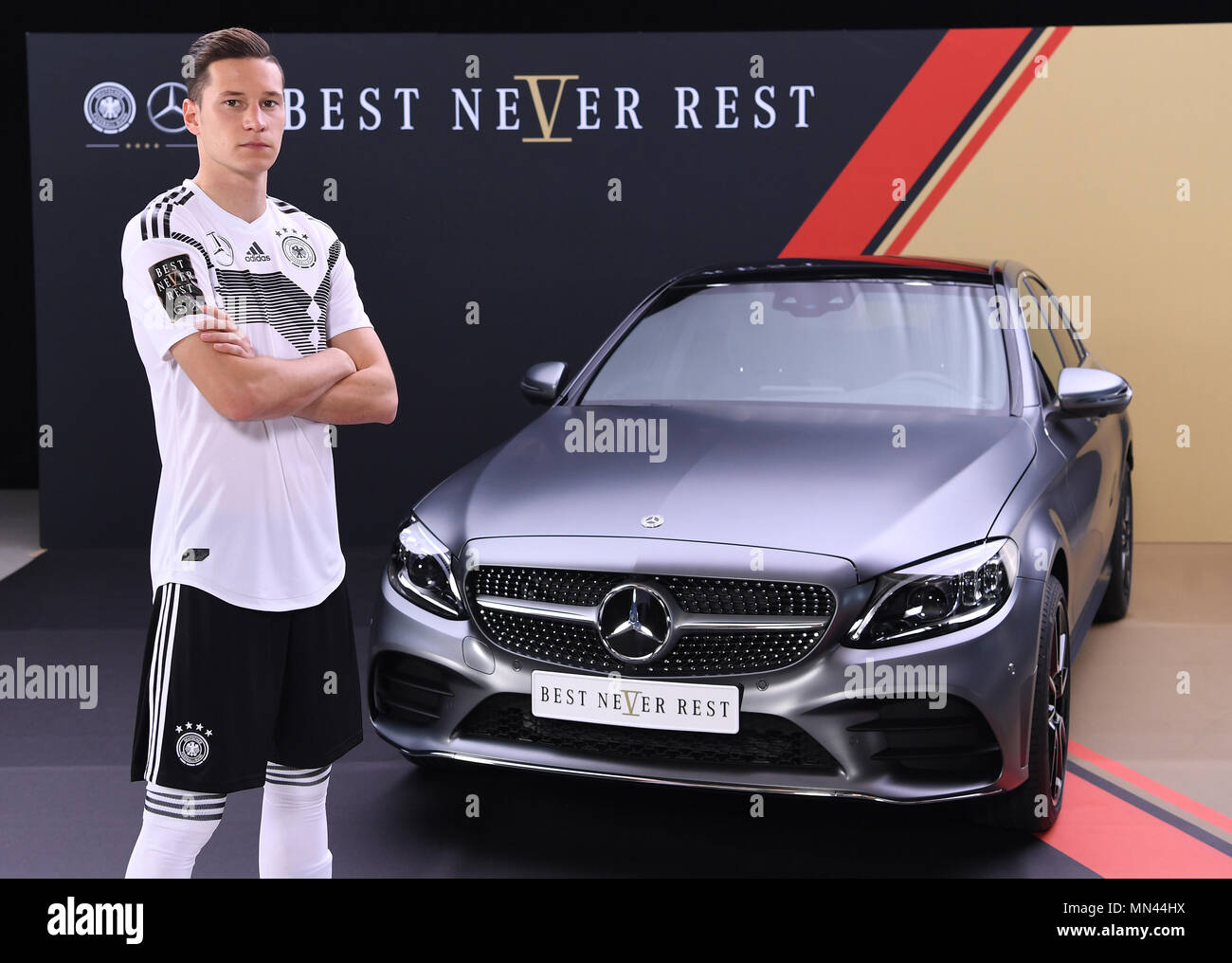 Julian Draxler (Germany) on the Mercedes-Benz C 400 4Matic. Rear: The World  Cup logo of the Mercedes-Benz Generalsupplier (# BEST NEVER REST)  Preview/Archive Image: Topic of the Caderbekanntgabe on 15.05.2018-  GES/Football/DFB Marketing