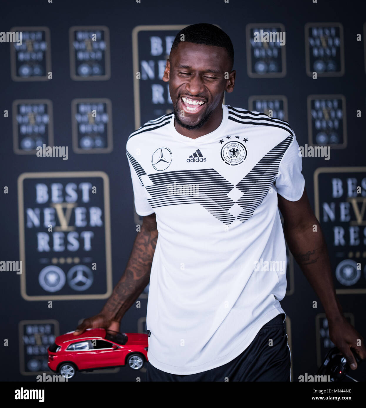 Potsdam, Deutschland. 07th Nov, 2017. Antonio Ruediger (Germany) with the  World Cup logo of the Generalsupplier Mercedes-Benz (# BEST NEVER REST)  Preview/Archivbild: Thema Kaderbekanntgabe on 15.05.2018- GES/football/DFB  marketing day in the film