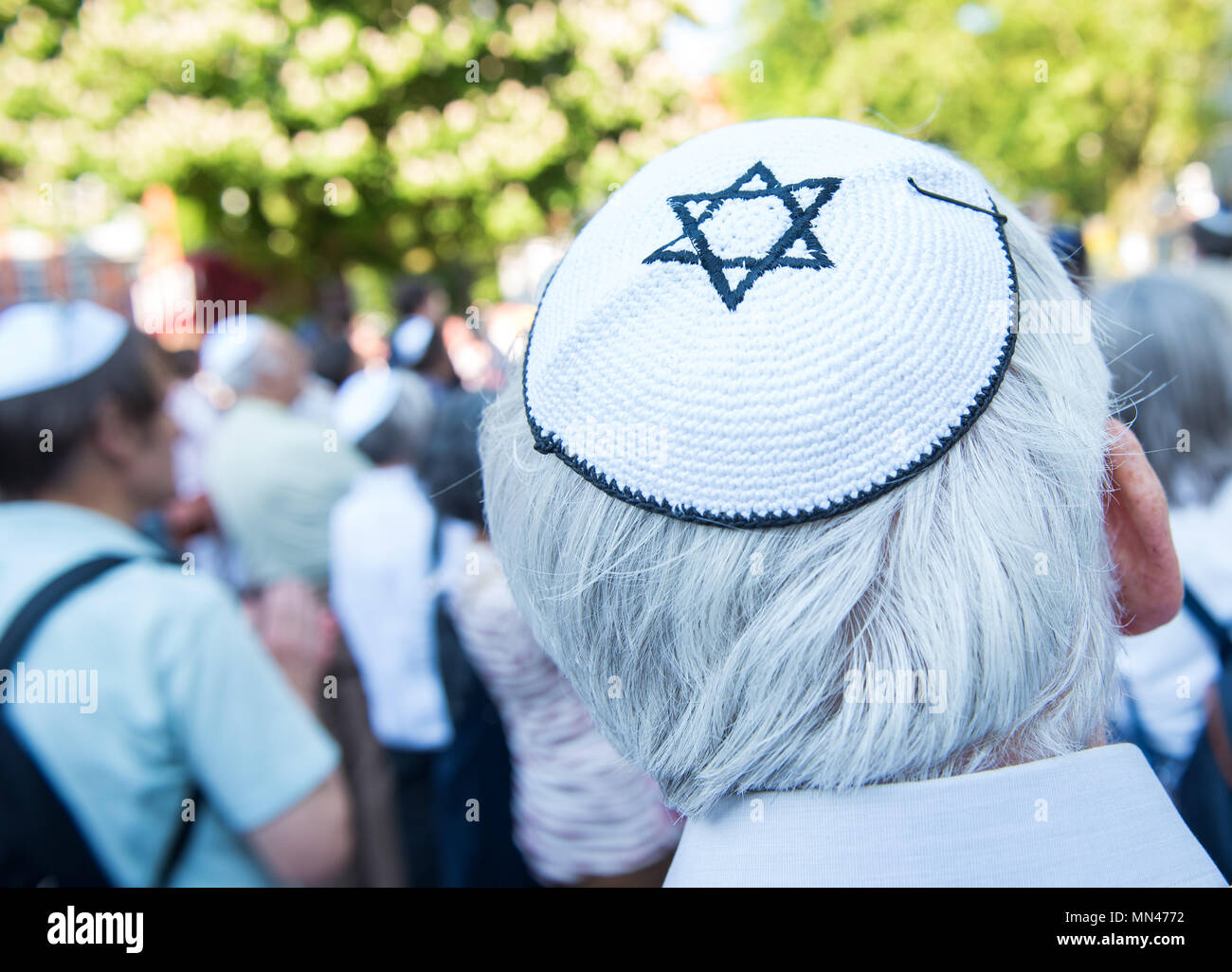 14 May 2018, Germany, Hamburg A participant in the "Hamburg Yarmulke