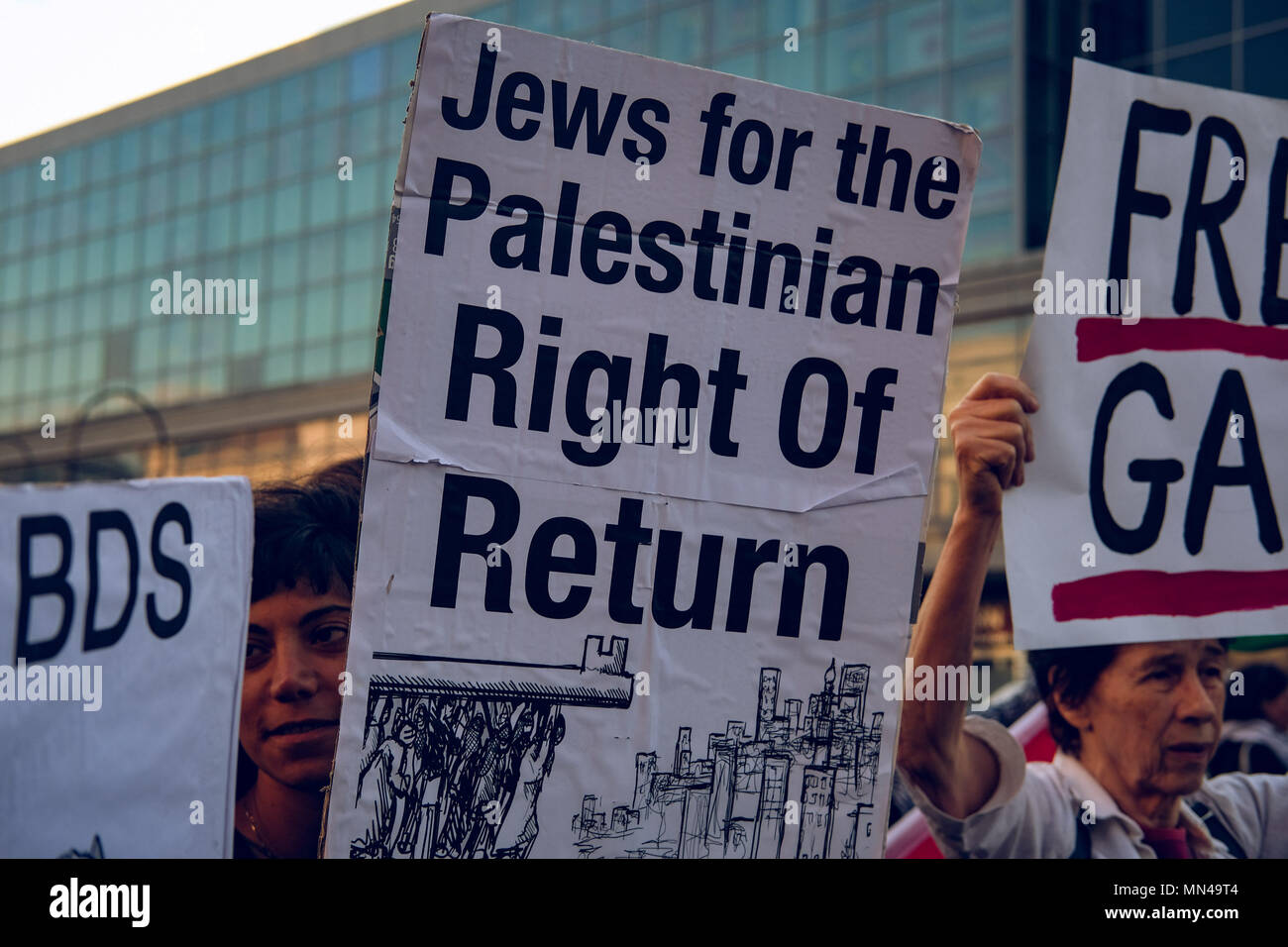 Berlin, Germany. 14th may 2018. Banner reading ¨Jews for the Palestinian right to return' at the protest in Berlin against the actions of Israel in Gaza. Hundreds of demonstrators gathering in Berlin to protest the violent actions that has been taken by the Israeli military in Gaza which has led to at least 50 dead. Credit: SOPA Images Limited/Alamy Live News Stock Photo