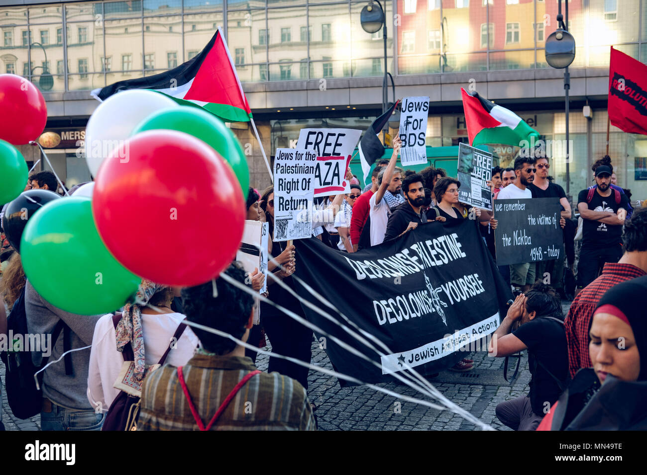 Berlin, Germany. 14th may 2018. Banner and balloons seen at  the protest in Berlin against the actions of Israel in Gaza where more than 50 people have been killed. Hundreds of demonstrators gathering in Berlin to protest the violent actions that has been taken by the Israeli military in Gaza which has led to at least 50 dead. Credit: SOPA Images Limited/Alamy Live News Stock Photo