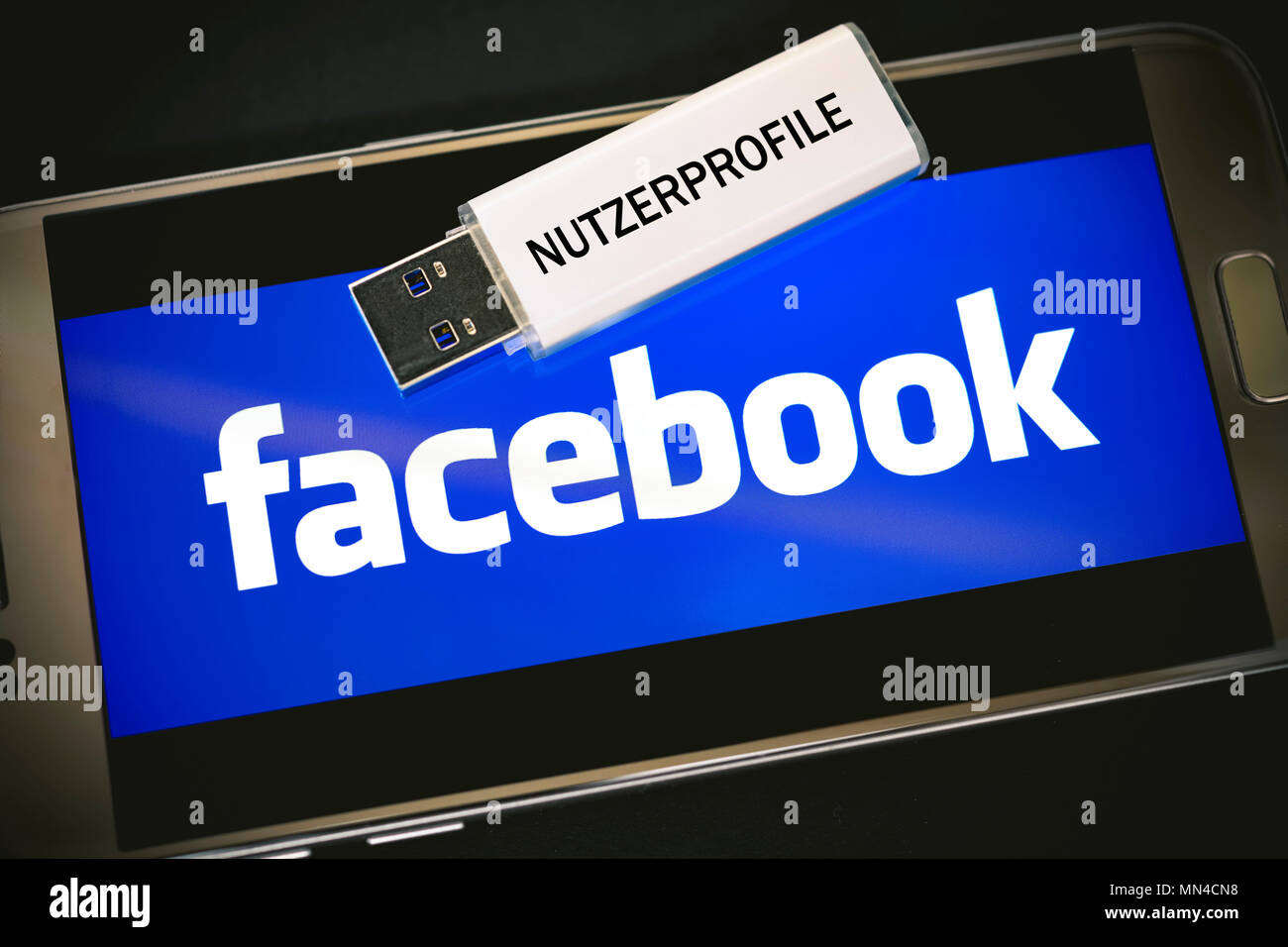 USB stick with the inscription on a smartphone user profiles with the  lettering of Facebook, USB-Stick mit Aufschrift Nutzerprofile auf einem  Smartpho Stock Photo - Alamy