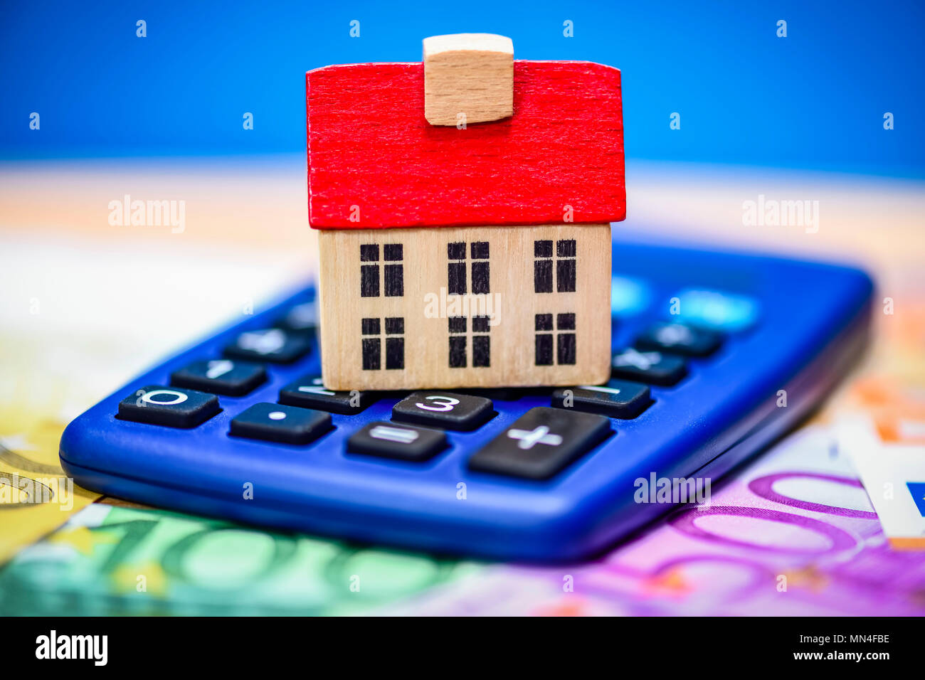 House on a calculator, real estate prices, land tax, Haus auf einem Taschenrechner, Immobilienpreise, Grundsteuer Stock Photo