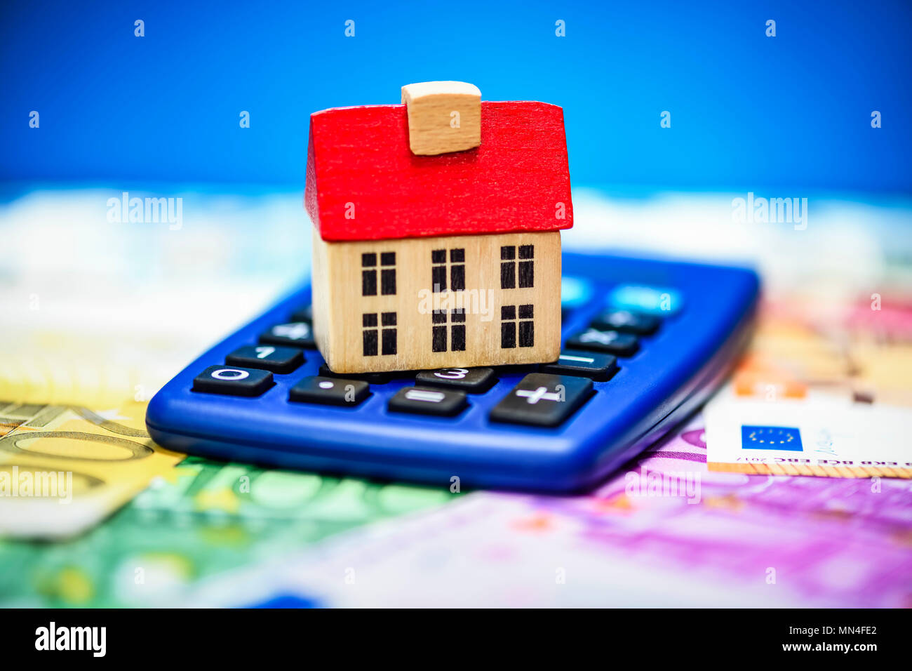 House on a calculator, real estate prices, land tax, Haus auf einem Taschenrechner, Immobilienpreise, Grundsteuer Stock Photo