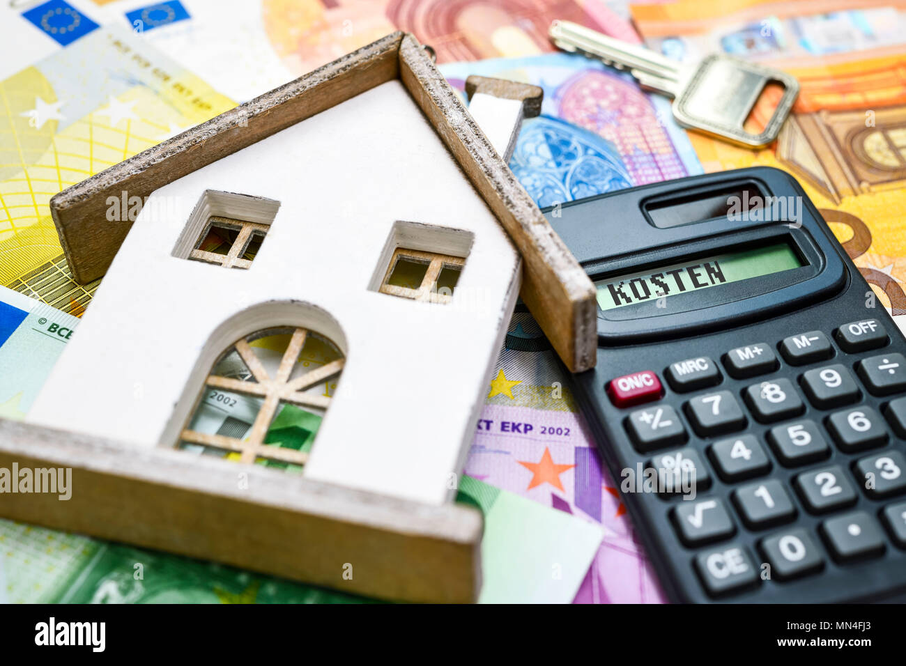 House on money, real estate prices, land tax, Haus auf Geldscheinen, Immobilienpreise, Grundsteuer Stock Photo