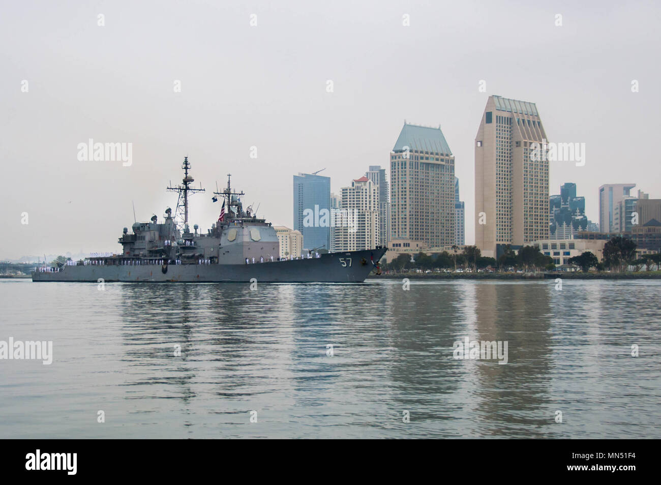 The Ticonderoga-class guided-missile cruiser USS Lake Champlain (CG 57) arrives in San Diego May 8. Lake Champlain was deployed to the Western Pacific as part of the Carl Vinson Strike Group. (U.S. Navy photo by Mass Communication Specialist 2nd Class Nancy C. diBenedetto) Stock Photo