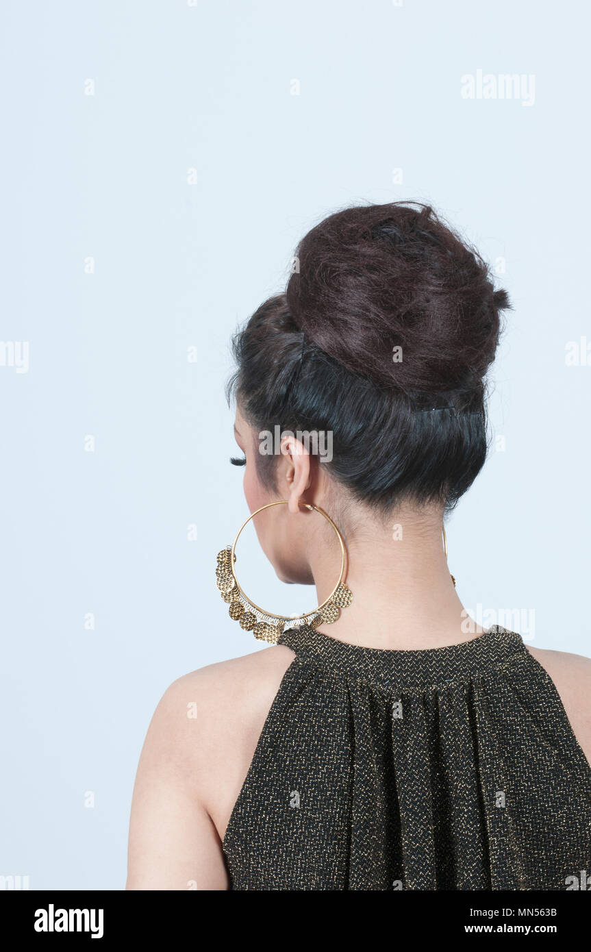 Indian woman wearing gold earrings hi-res stock photography and images ...