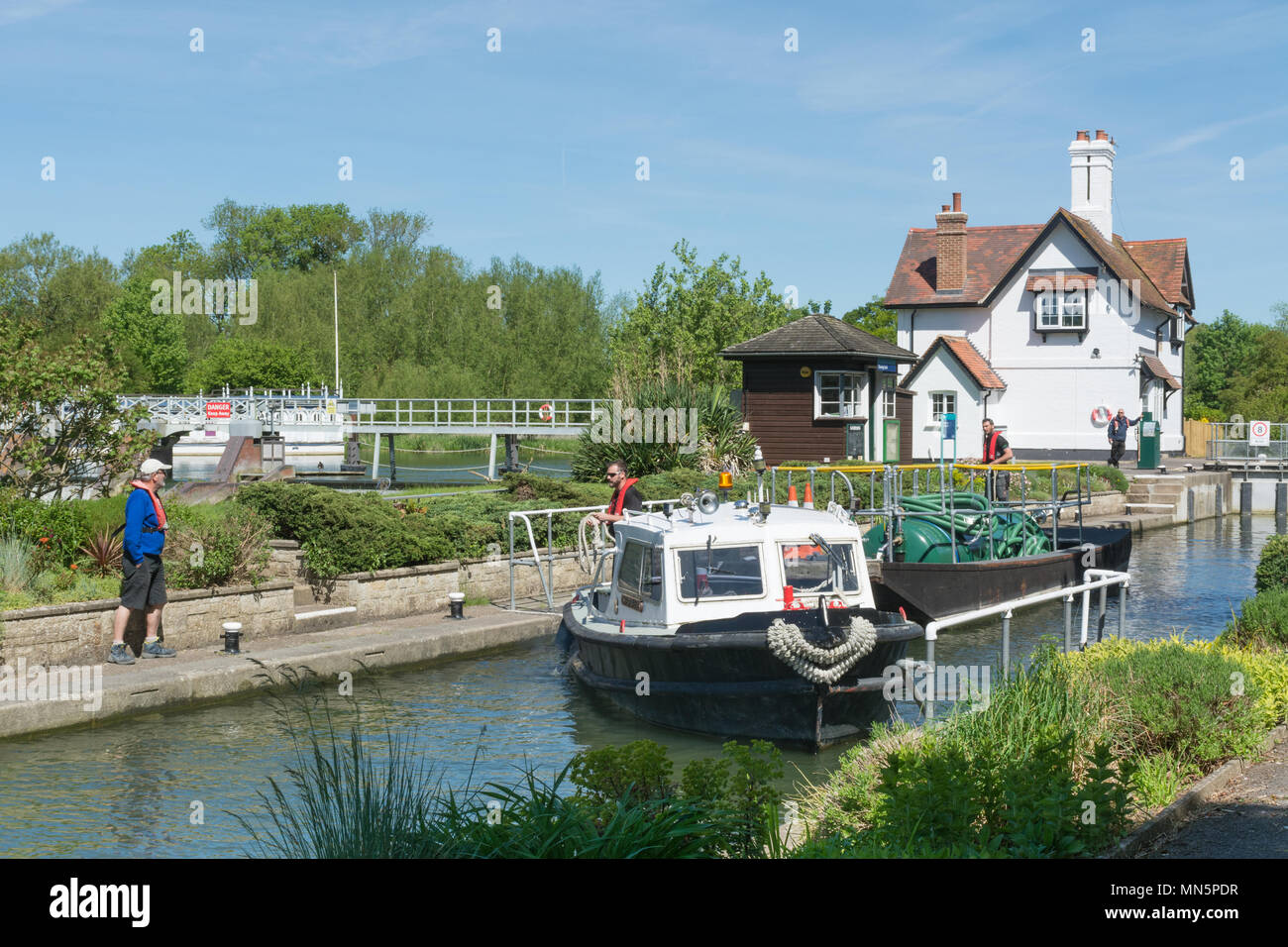 Goring lock on the River Thames at Goring-on-Thames in Oxfordshire, UK Stock Photo