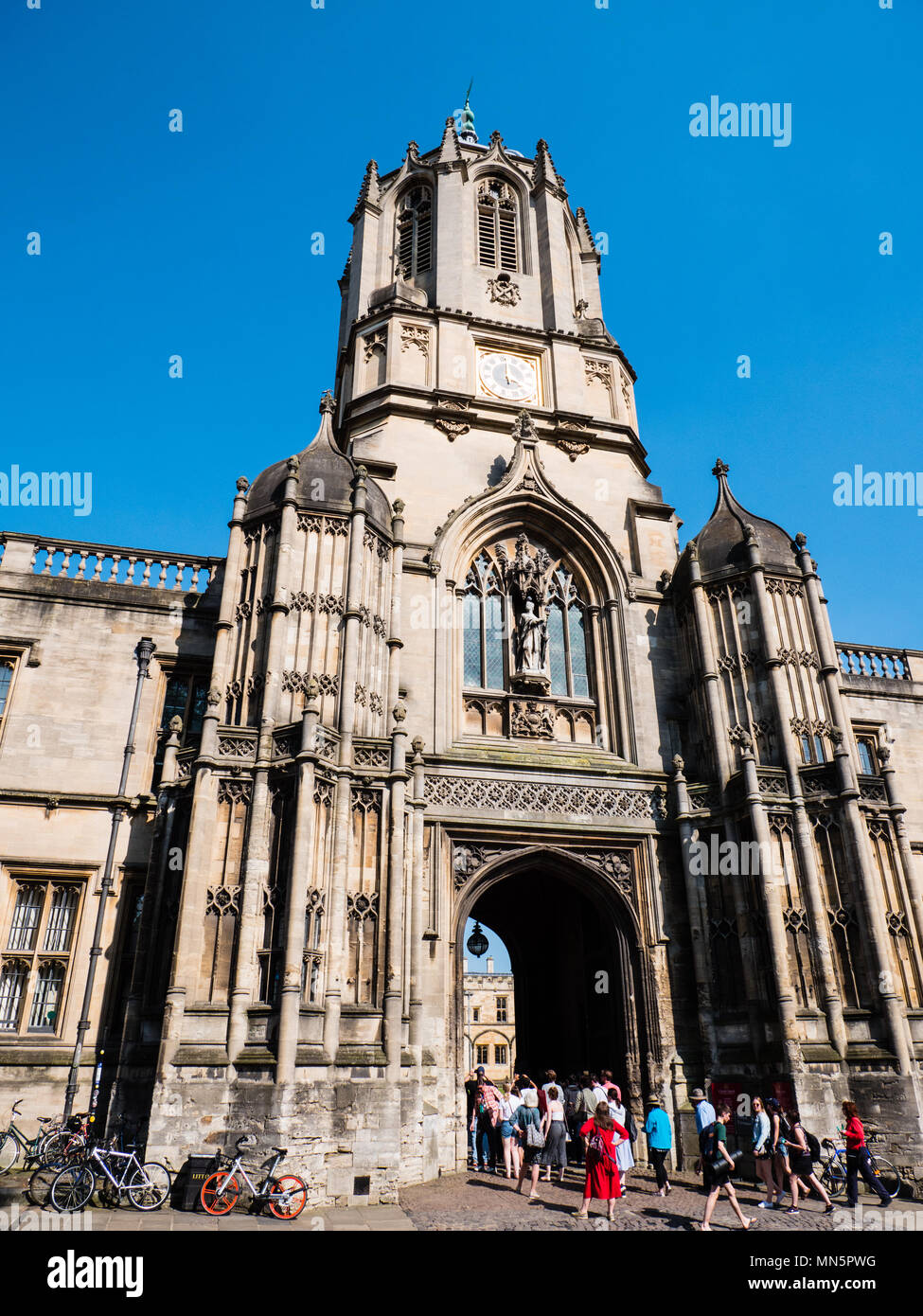 Tourists at Tom Gate, Tom Tower, Christ Church, Oxford, Oxfordshire, England, UK, GB. Stock Photo