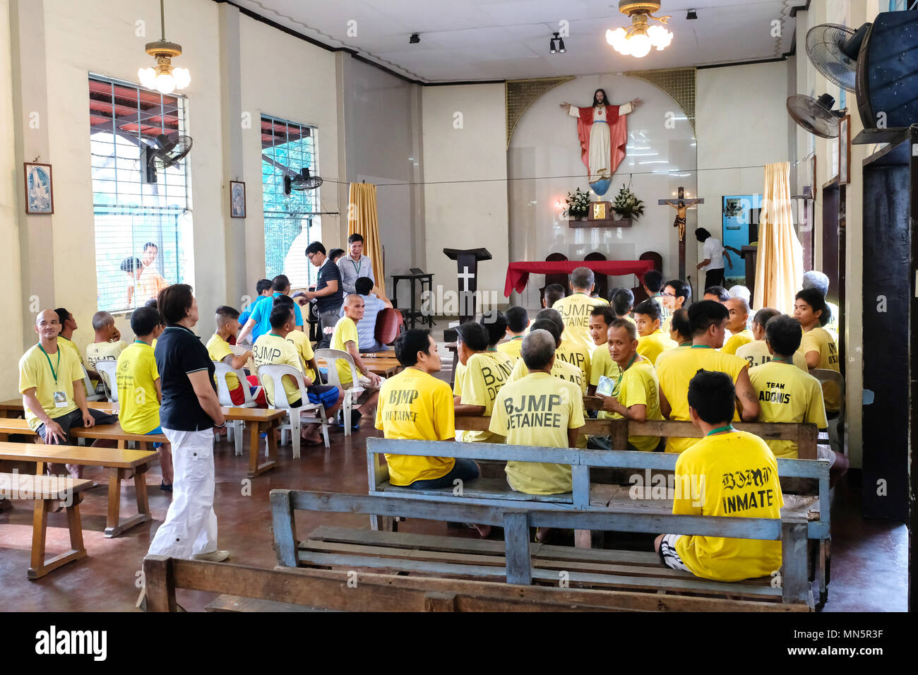 Prison inmates in the church of Manila City Jail in Manila, Philippines Stock Photo