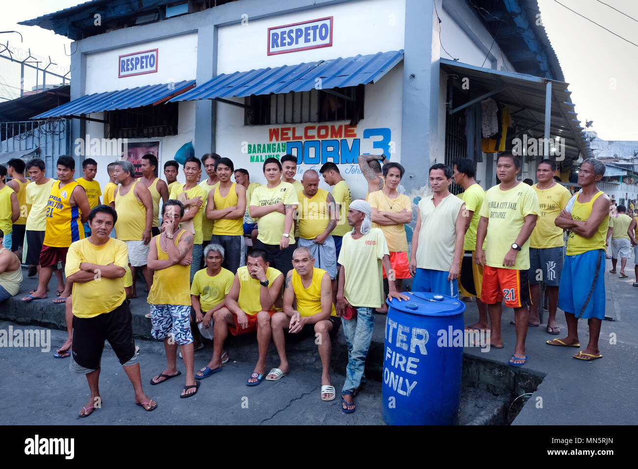 Inmates in the open courtyard of Manila City Jail in Manila, Philippines Stock Photo